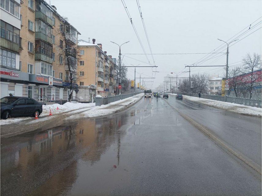 В Орле средь бела дня автомобиль сбил пенсионерку