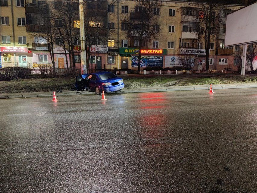 В Орле молодой человек на «Мазде» врезался в столб