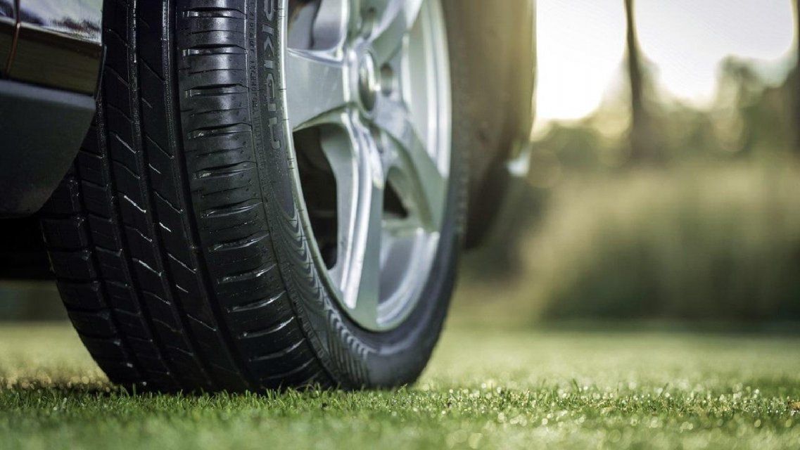 Под Мценском спасатели вытащили зависшую над оврагом иномарку