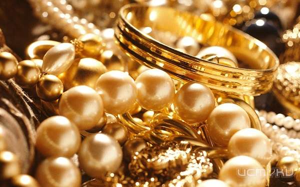 Орловчанка сдала в ломбард украшения пожилой родственницы