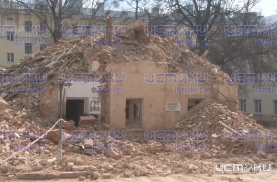 В Орле накануне на улице Ленина начали сносить дом 1917 года постройки. 