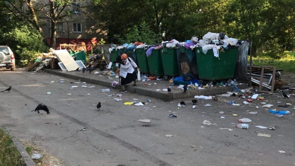 Дорога к дому орловчанки усеяна мусором, летящим по всей округе