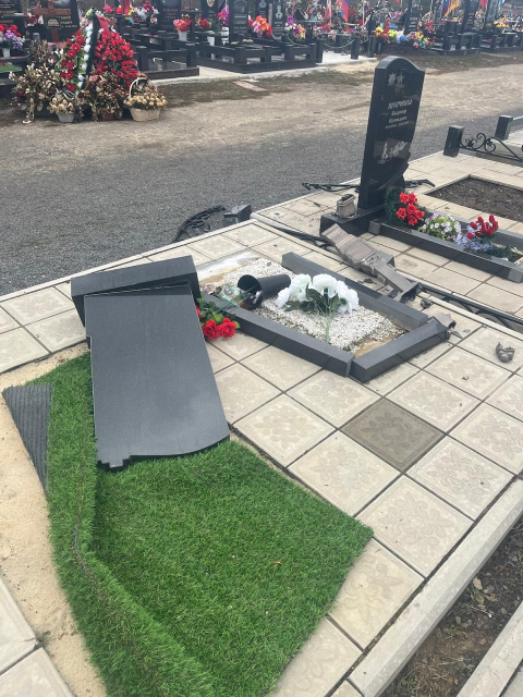 На Аллее Славы Наугорского кладбища повреждены памятники