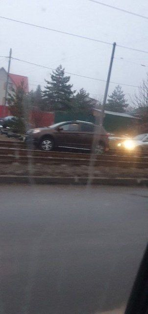В Орле автомобиль катался по трамвайным рельсам