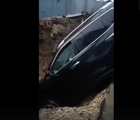 Глазами очевидцев: в Орле легковушка провалилась в яму