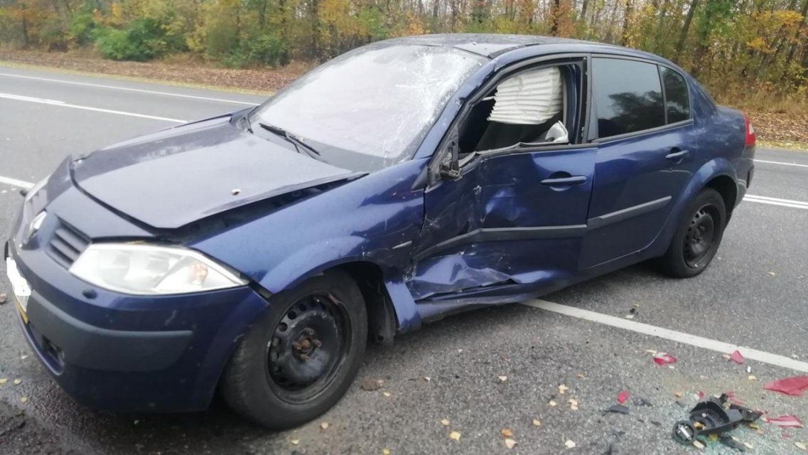 Неудачный обгон: под Орлом девушка на «Рено» врезалась в стоявшее на обочине авто