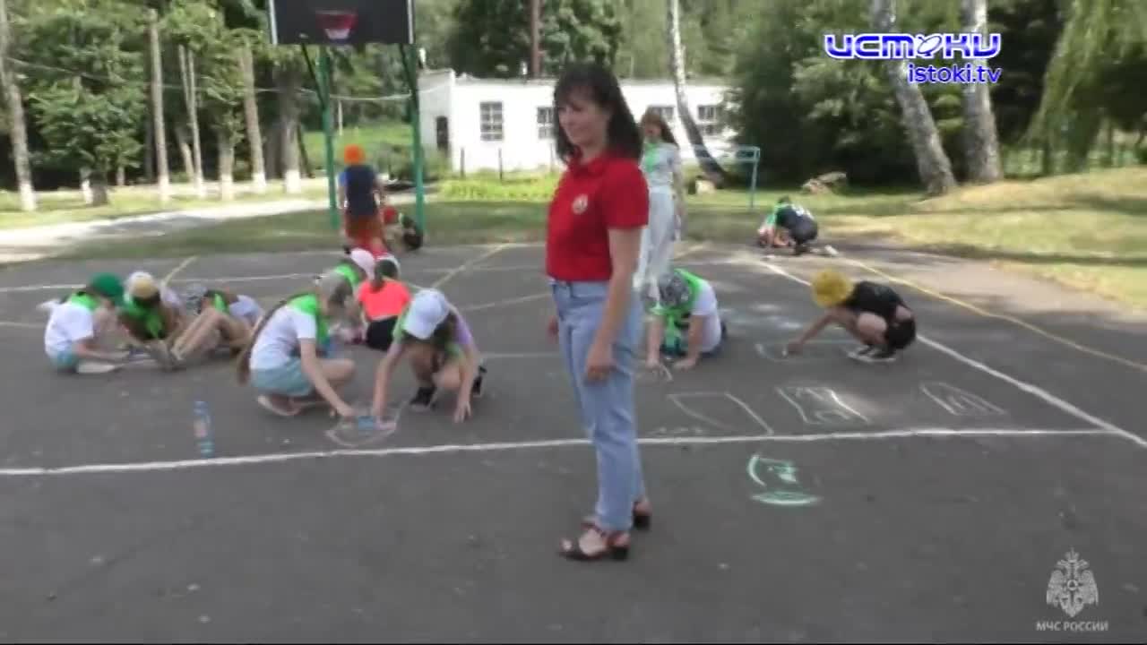 Сотрудники МЧС России по Орловской области посетили лагерь "Орловчанка". Для юных отдыхающих они подготовили познавательную и развлекательную программ...