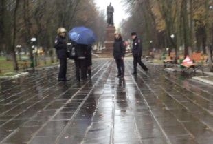 Сегодня сквер Гуртьева был оцеплен после сообщения об обнаружении подозрительного пакета 