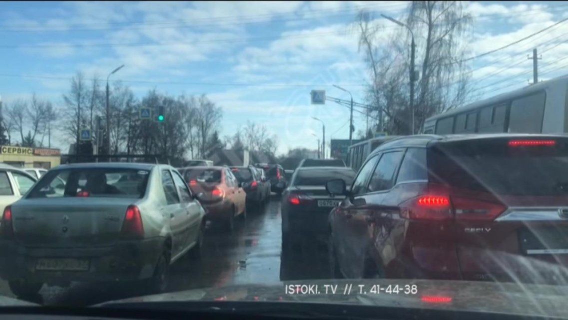 Видео: орловчане не могут попасть в центр города из-за неисправного КамАЗа