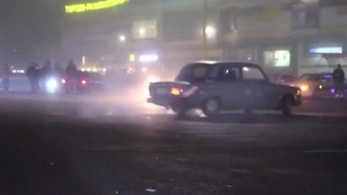 На парковке «Рио» устроили дрифт по-орловски на «Жигулях»