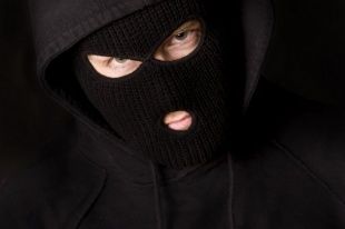 Трое иностранцев украли из орловского офиса сейф с коллекционными монетами