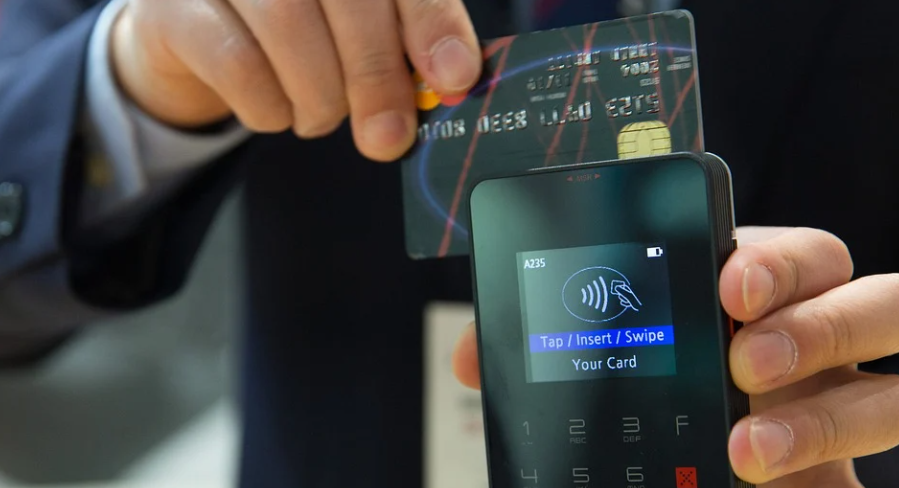 Орловчанин заправил автомобиль, купил тосол, тормозную жидкость и оплатил все это чужой банковской картой. Теперь он фигурант уголовного дела