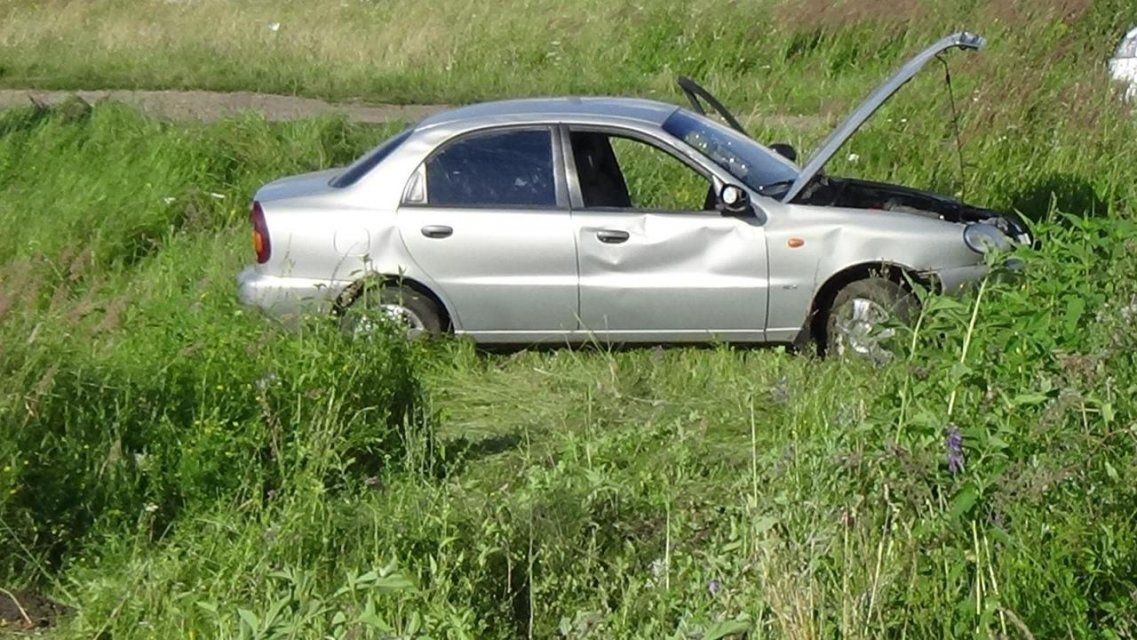Иномарка оказалась в чистом поле, улетев с трассы в Орловской области 