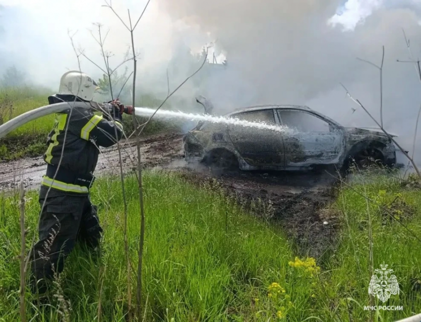 В Новосильском районе потушили автомобиль, а в Орле - возгорание на кухне в кафе на Ленинской