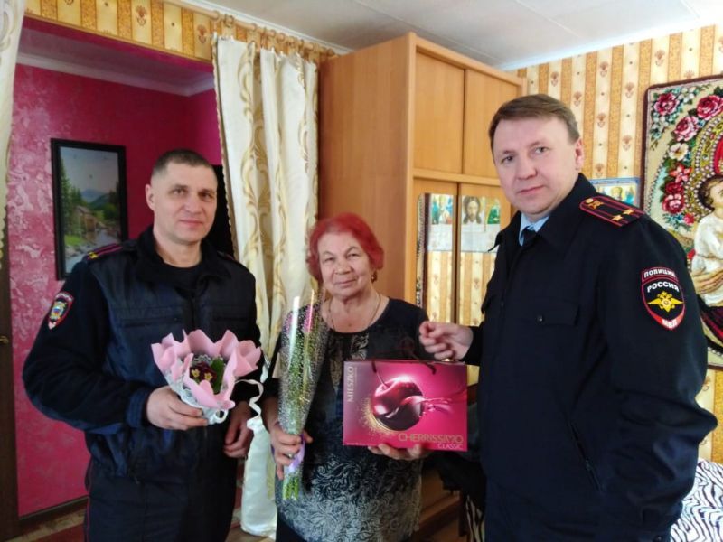 В Орле сотрудники полиции присоединились к акции «8 Марта – в каждый дом»