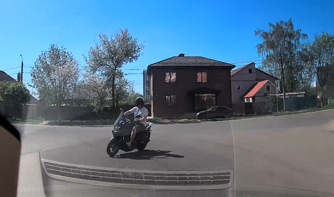 Бесстрашный мотоциклист обнаружен в Орле