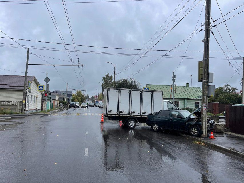 В Орле в столкновении «Газели» и легковушки пострадали четверо