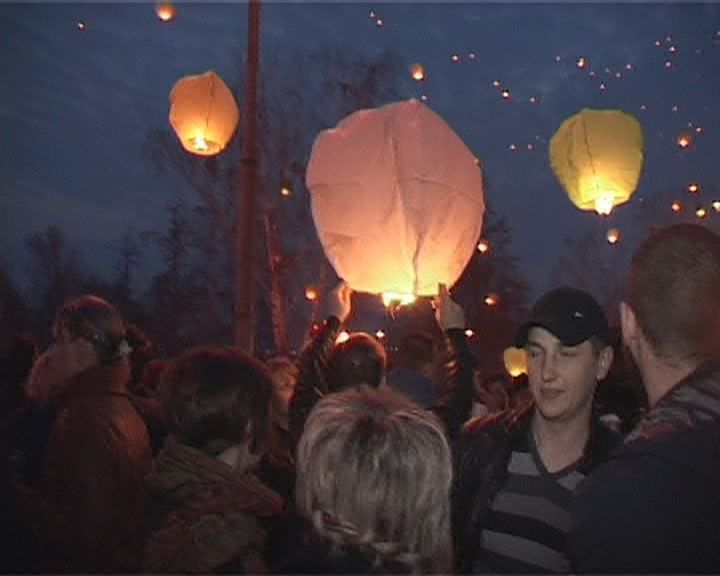 Небесные фонарики на Александровском мосту 14 апреля