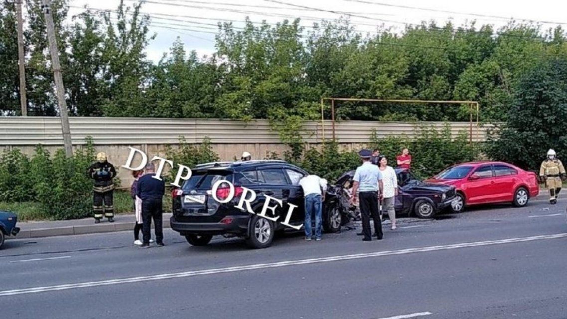 11-летний ребенок и двое мужчин получили травмы в тройном ДТП в Орле