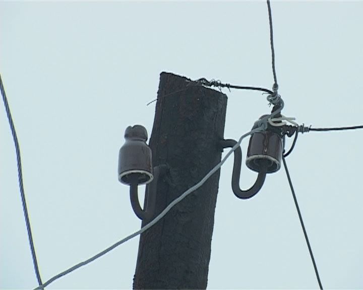 В напряжении держит столб под напряжением одинокую старушку