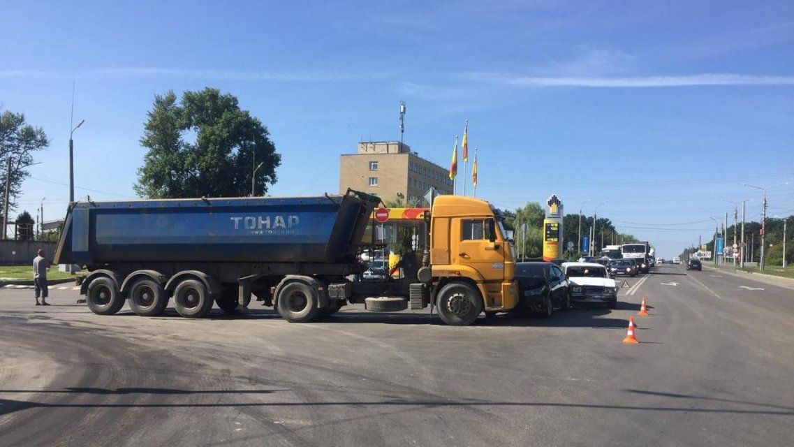 На пешеходном переходе в Орле КамАЗ сбил мужчину 