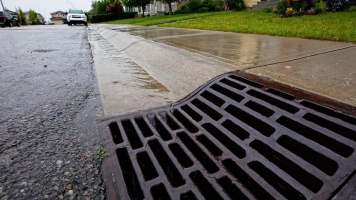 Дождливая зима: ливневки в Орле оказались забиты из-за песко-соляной смеси