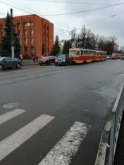 В Орле внедорожник перекрыл движение трамваев 