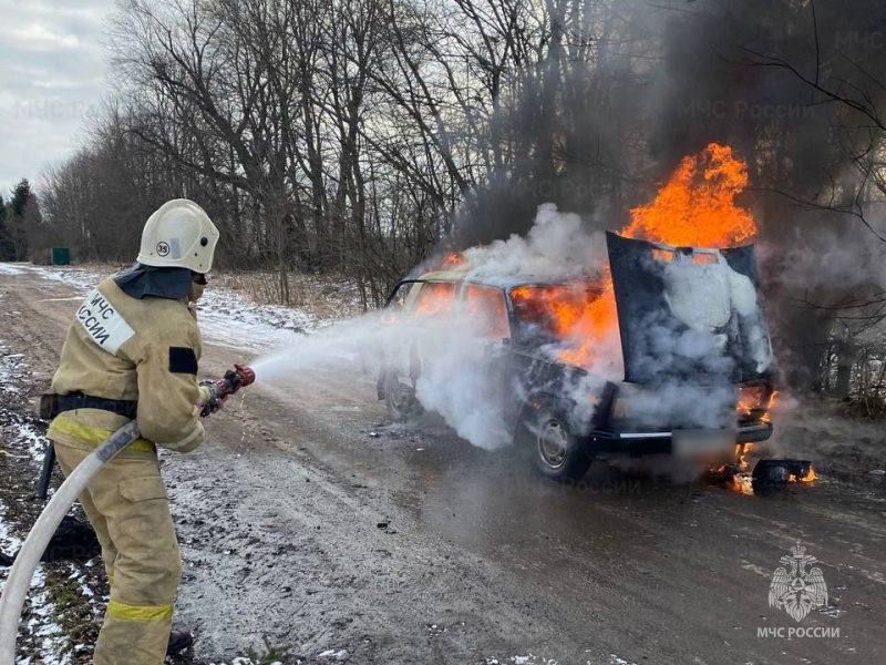 Вчера в Хотынце загорелся автомобиль 