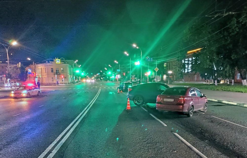 В Орле водитель легковушки устроил массовое ДТП. Есть пострадавший