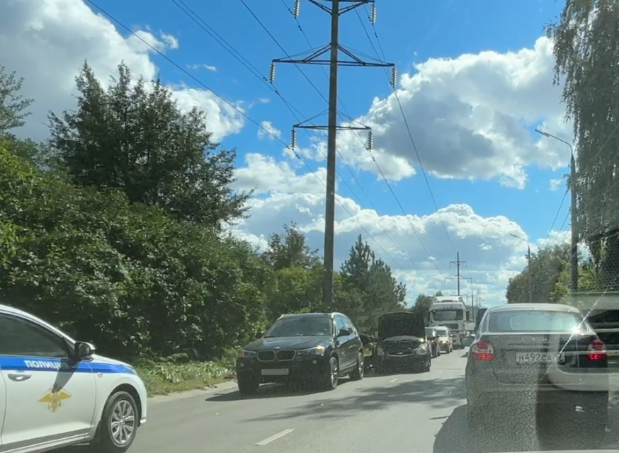 Авария в обеденные часы накануне на улице Генерала Родина сковала движение на приличное время