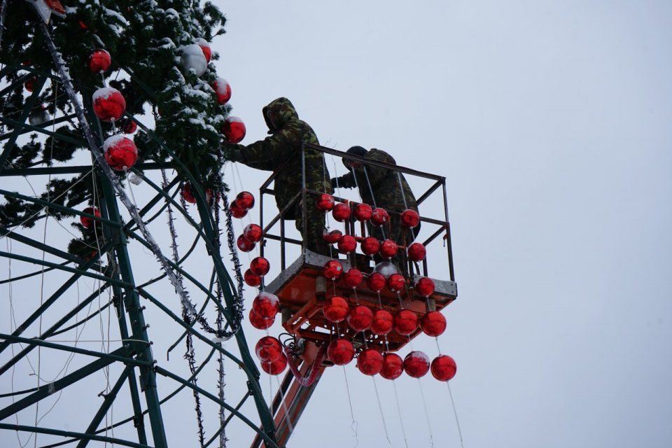 В Орле приступили к демонтажу новогодних украшений