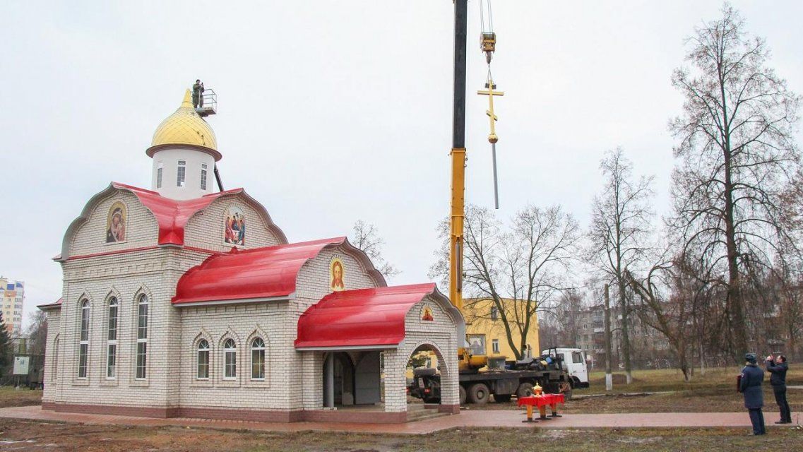 В Орле водрузили крест на купол строящегося храма 