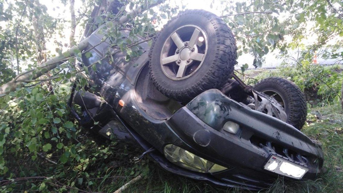 На Орловщине внедорожник съехал с трассы и перевернулся
