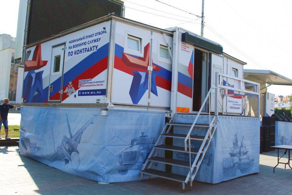Служба по контракту теперь ближе: в центре Орла развернули мобильный приемный пункт