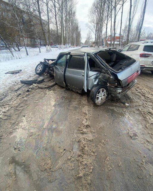 В Ливнах пьяный водитель протаранил дерево и попал в больницу