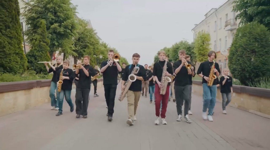 Необычный флешмоб устроили музыканты духового оркестра «Прометей» в самом центре Орла