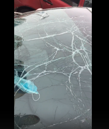 В Орле заледеневший снег, упавший с надземного пешеходного перехода у «Гринна», разбил лобовое стекло «Рено»