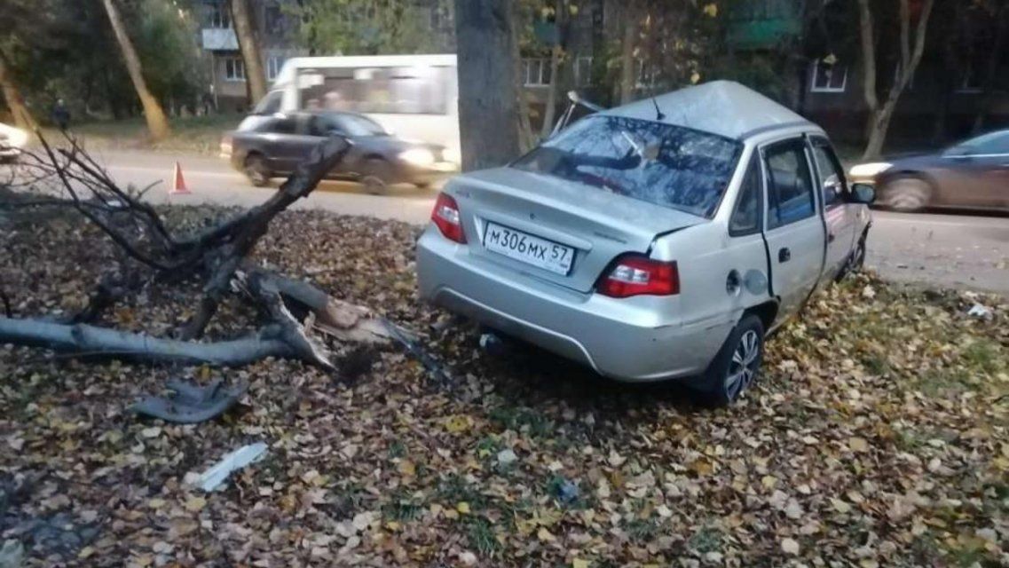  В Советском районе Орла «Дэу» на скорости врезался в дерево