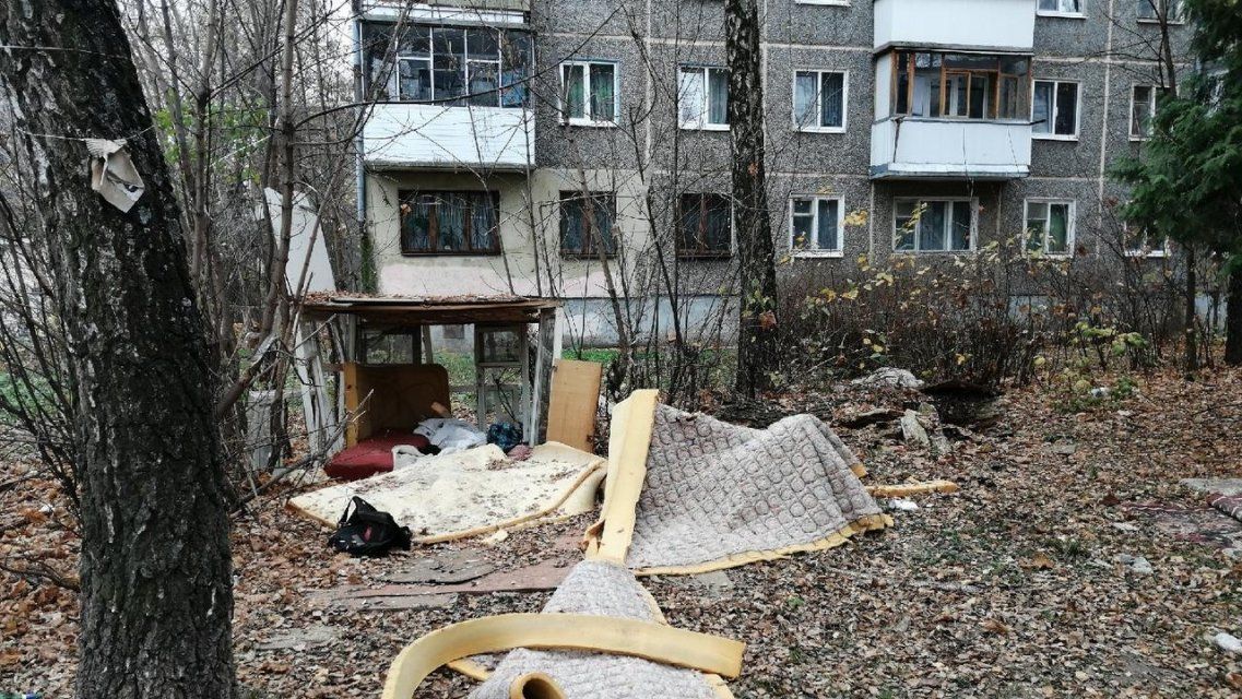 Фотофакт: бездомный обустроил жилище во дворе орловской пятиэтажки