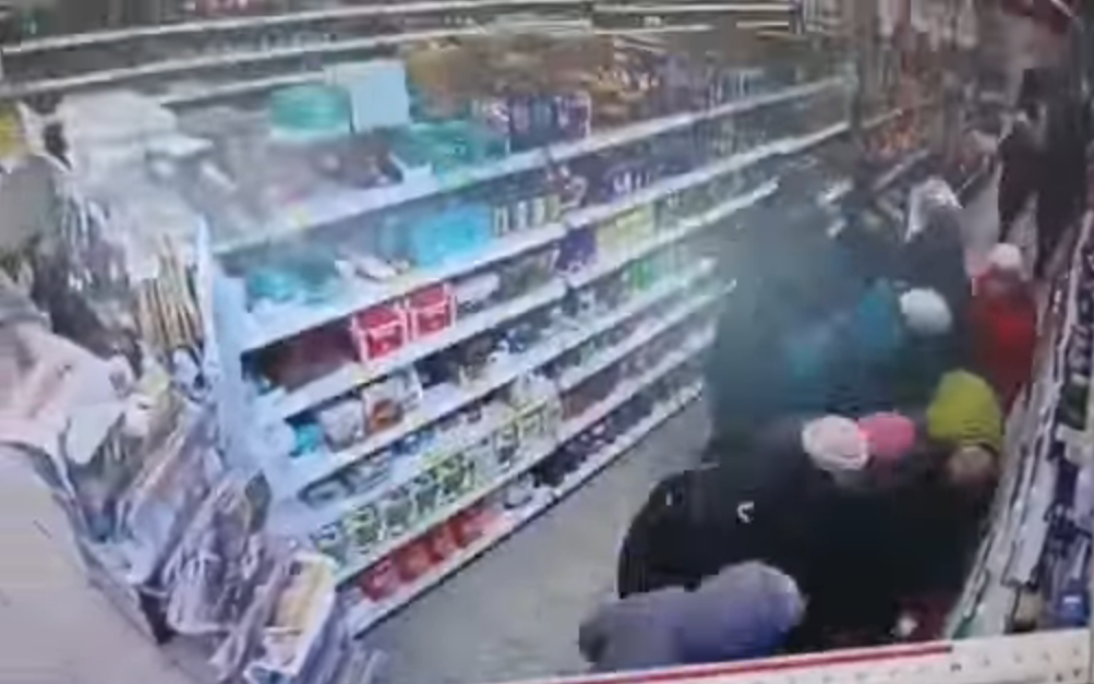 Глазами очевидцев: в магазине камера видеонаблюдения засняла, как орловчане сметают с прилавка сахар