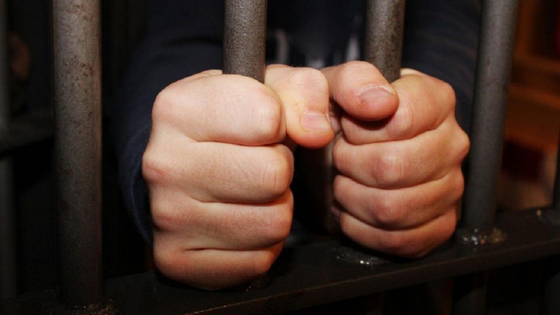 Орловчанин проведет за решеткой 10 лет из-за двух грабежей и нападения на полицейского 