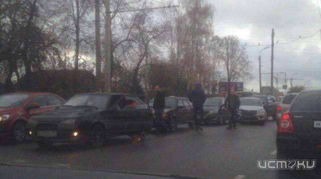 На Московском шоссе собрался очередной паровозик из машин