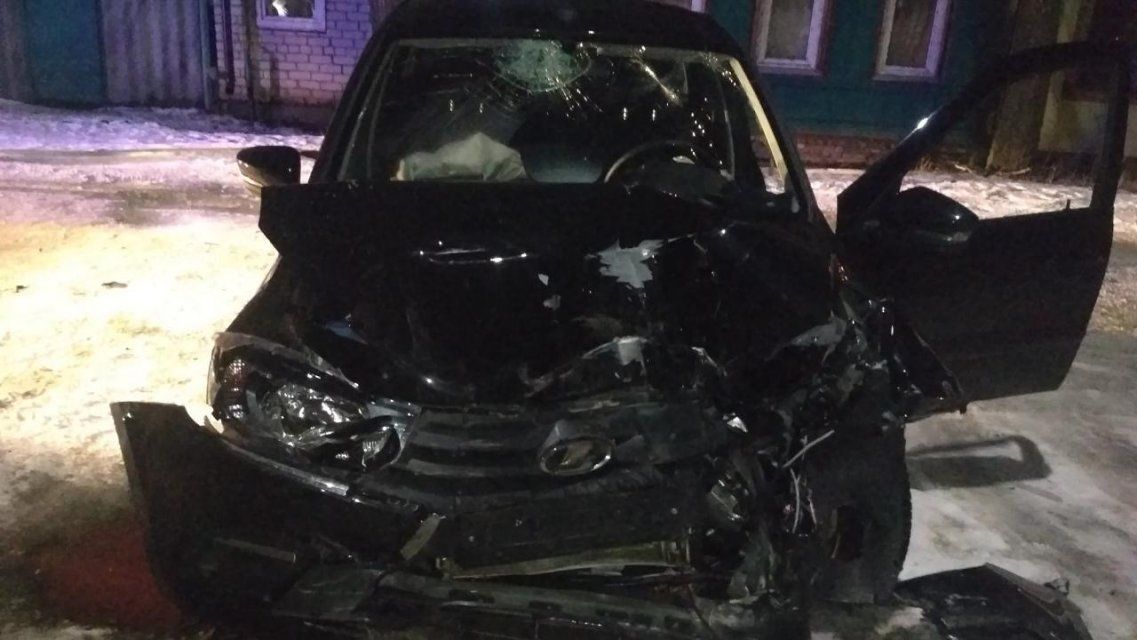 В Орле «Лада» снесла припаркованный «Мерседес» и влетела в столб