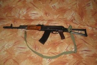 Орловчанин украл у своего знакомого макет автомата и сотовый телефон