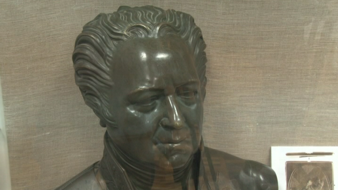 В Свердловском районе археологи отыскали золотой медальон орловских князей Куракиных