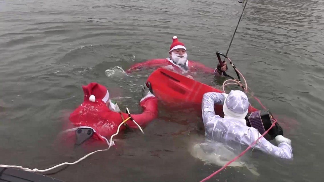 Видео: орловские Деды Морозы прокатились на водных лыжах по зимней Оке