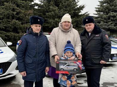 Сотрудники отдела Госавтоинспекции УМВД России по городу Орлу приняли участие в акции «Елка желаний»
