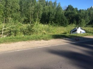 Под Орлом такси съехало в кювет и врезалось в дерево