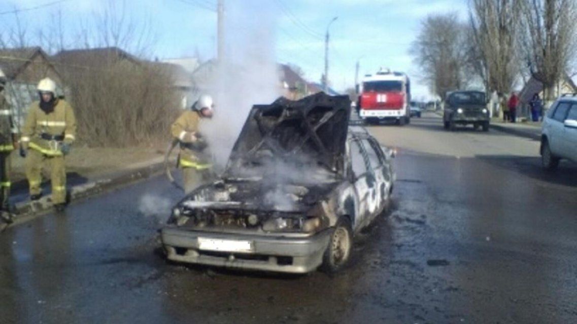 На дороге в Ливнах тушили полыхавшую легковушку
