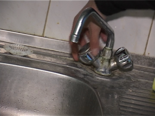 Жители дома №52 по улице Горького неделю живут без холодной воды 